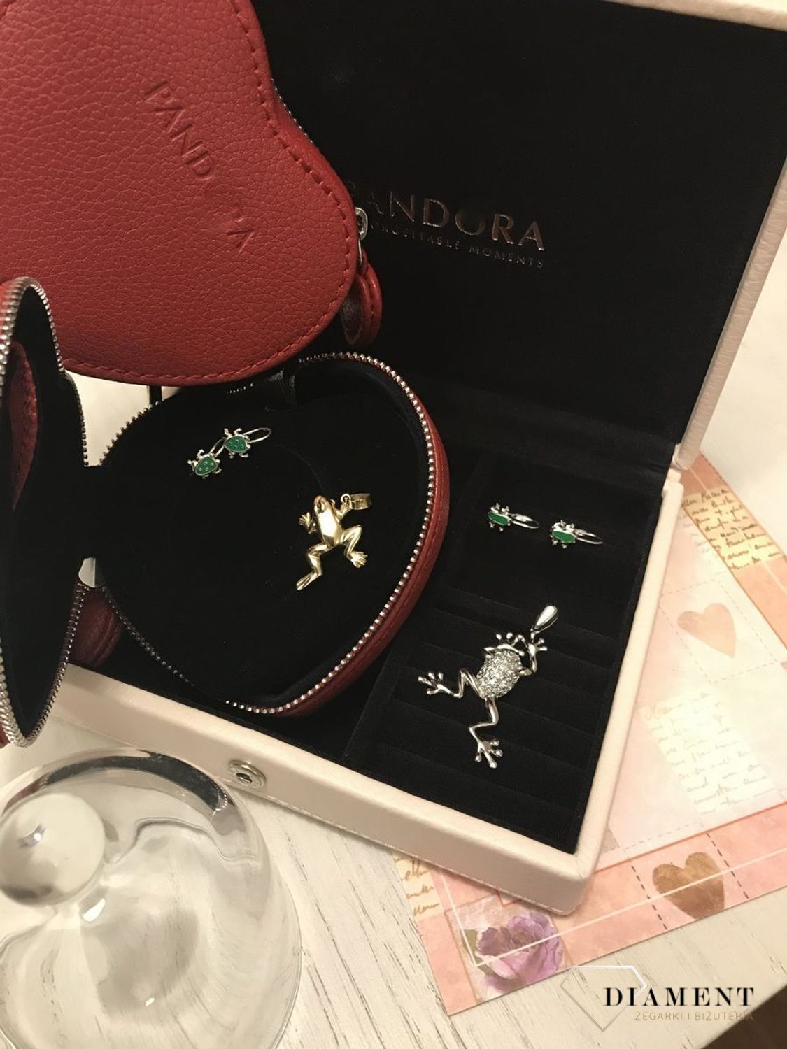 Wisiorek srebrny Żabka z cyrkoniami Żabka dla miłośników prezentów na szczęście. Piękny prezent dla wielbicieli powodzenia z motywem żabki. Srebrne wisiorki od Salonu Diament2.jpg